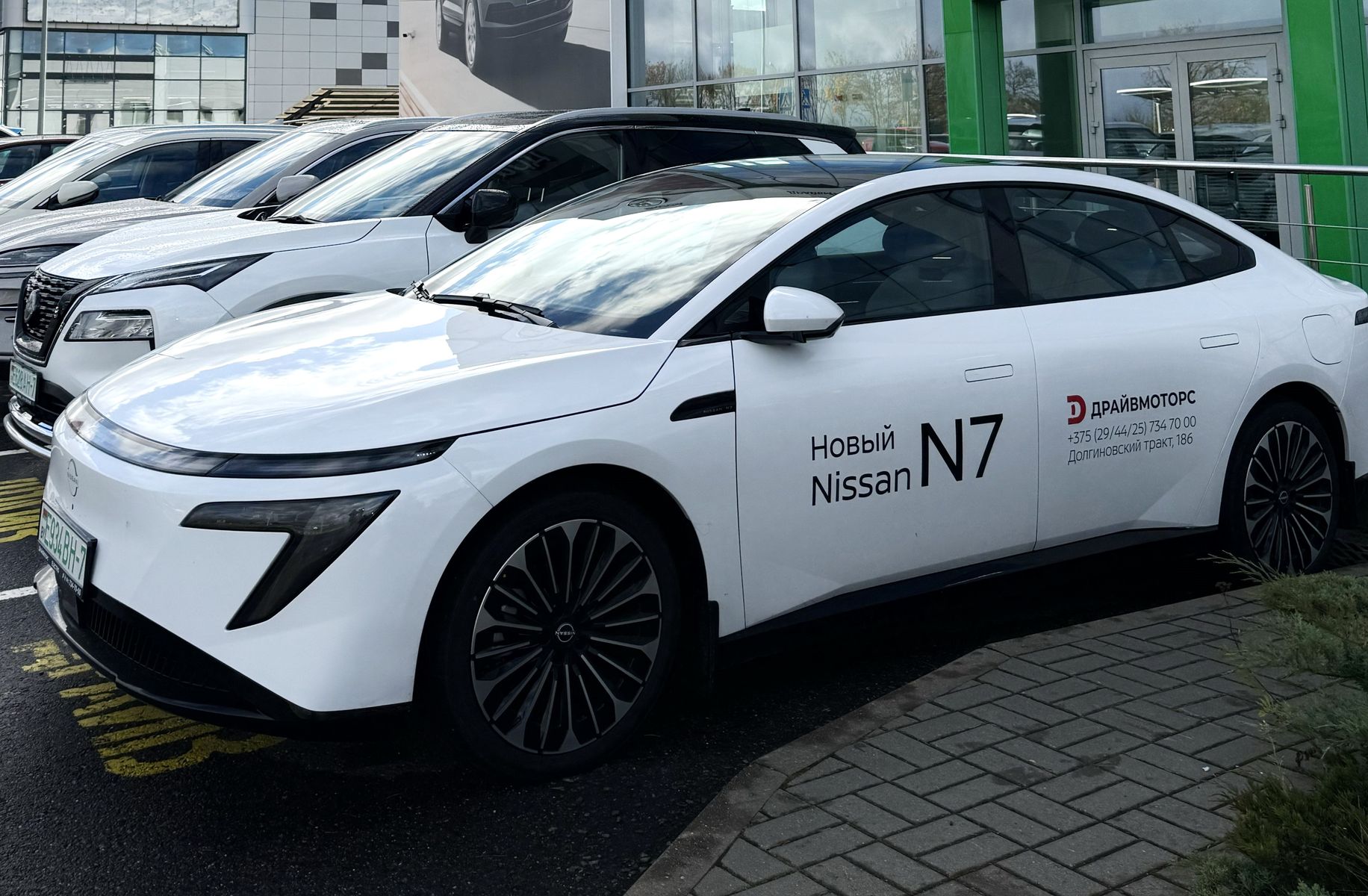 Могилевчанам обрушили цены на&nbsp;хайповый автомобиль Nissan. Смотрите, как дешево